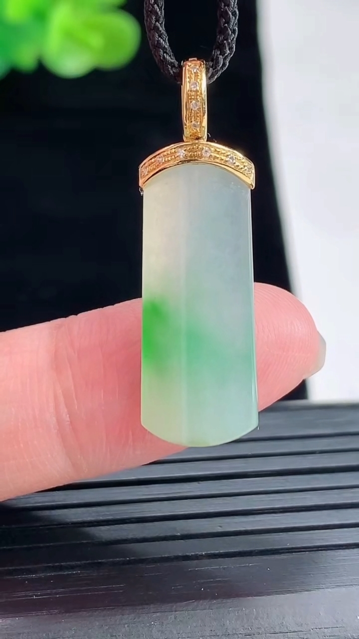 天然A货翡翠无事牌 平安柱吊坠，尺寸25.5-10-4.6重量:2.92g
4月29日