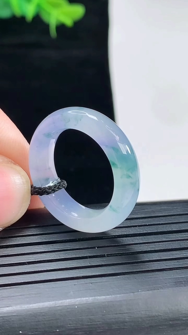 天然A货翡翠种紫罗兰 飘花玉指环 戒指，尺寸18-6-4.2重量:4.76g2026年4月29日
工