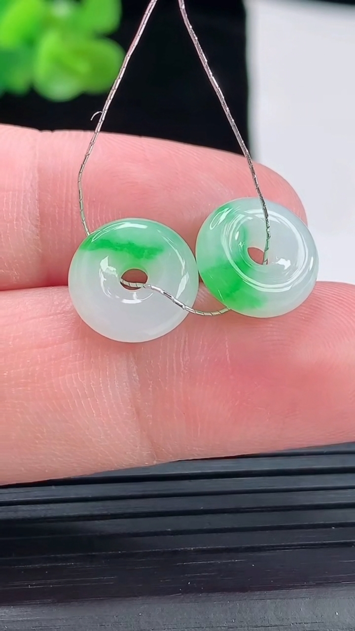 天然A货翡翠平安扣吊坠一对，尺寸12-3.8重量:2.23g
4月29日