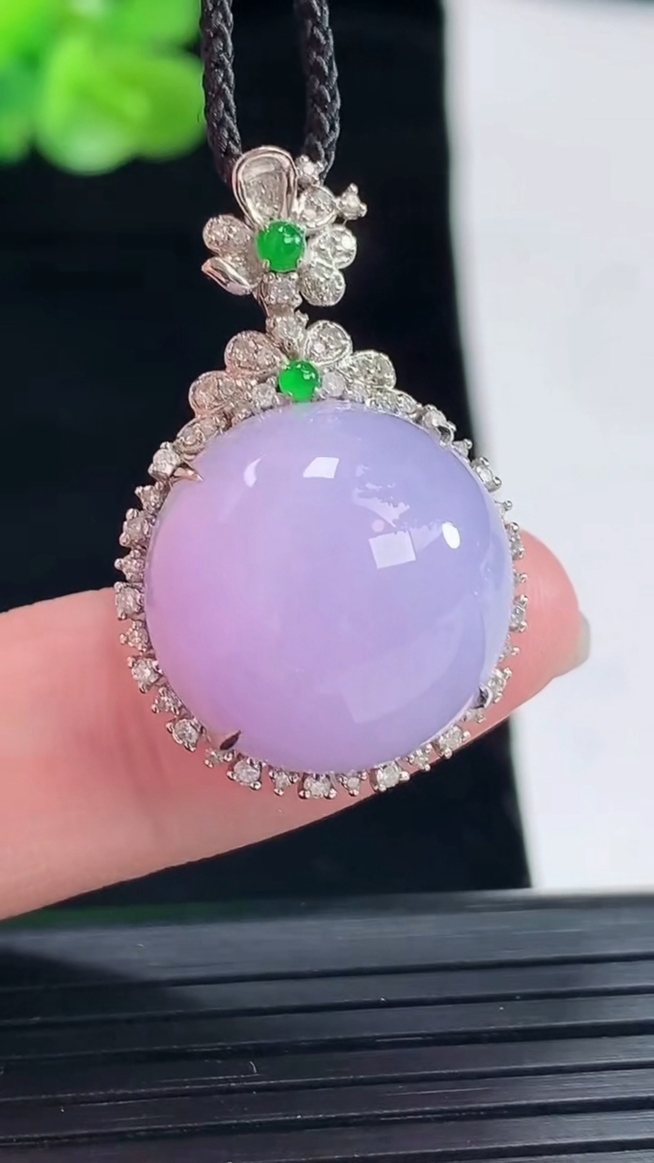 天然A货翡翠18k金紫罗兰蛋面吊坠，尺寸30.6-20-15，裸石18重量:8.32g
4月29日