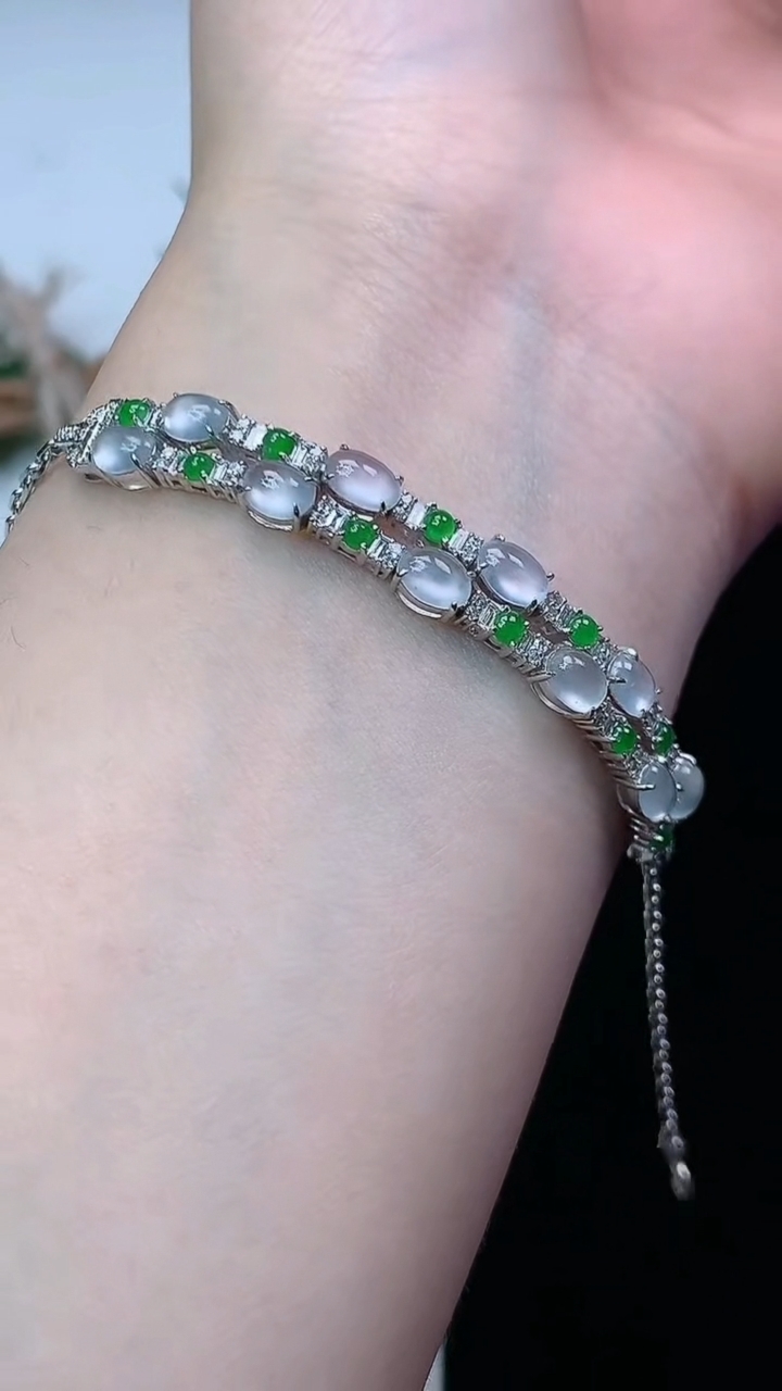 天然A货翡翠白冰蛋面手链，尺寸5.2-3.8，重量:6.26g
4月29日