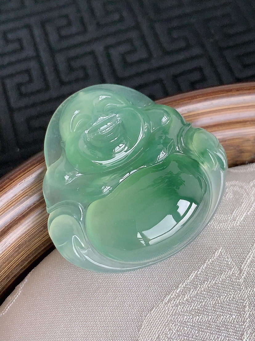 天然A货翡翠飘花佛公吊坠 
尺寸32-32.8-6.6mm 重量10.63g 0428