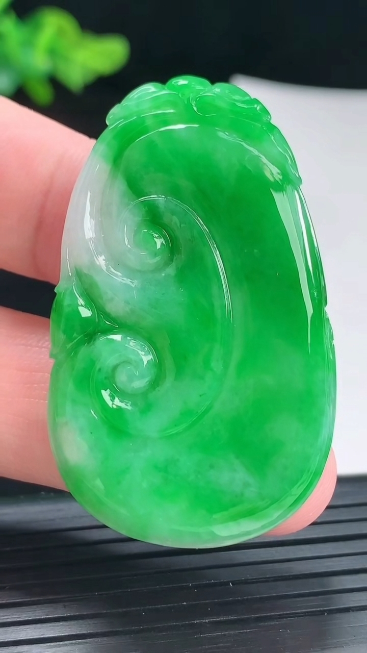 天然A货翡翠如意吊坠，尺寸49.5-30-4.5重量:14.17g
4月29日