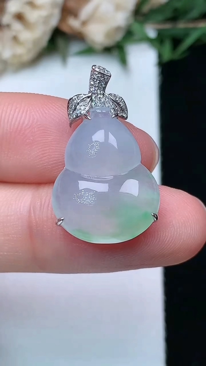 天然A货翡翠葫芦吊坠，尺寸18-14.5-6.6，重量:3.30g
4月29日