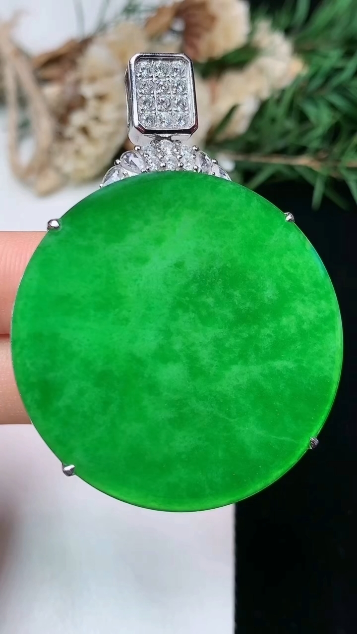 天然A货翡翠无事牌吊坠，尺寸39-9，重量:22.19g
4月29日