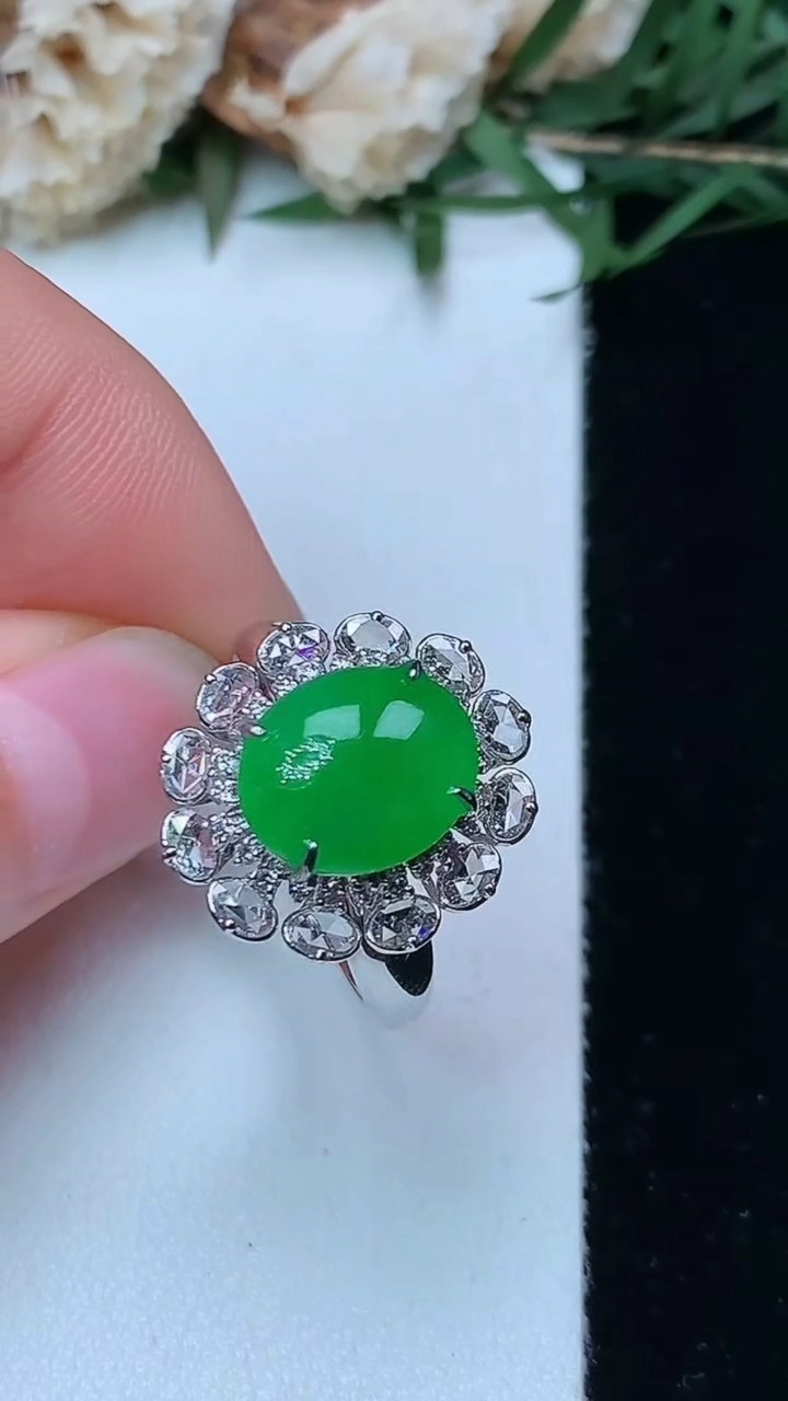 天然A货翡翠蛋面戒指，尺寸17.6-10.7-8.7，重量:4.63g2026年4月29日
工厂直销收藏佳品,种好水足，色泽均匀，有种有色，上手高大气！