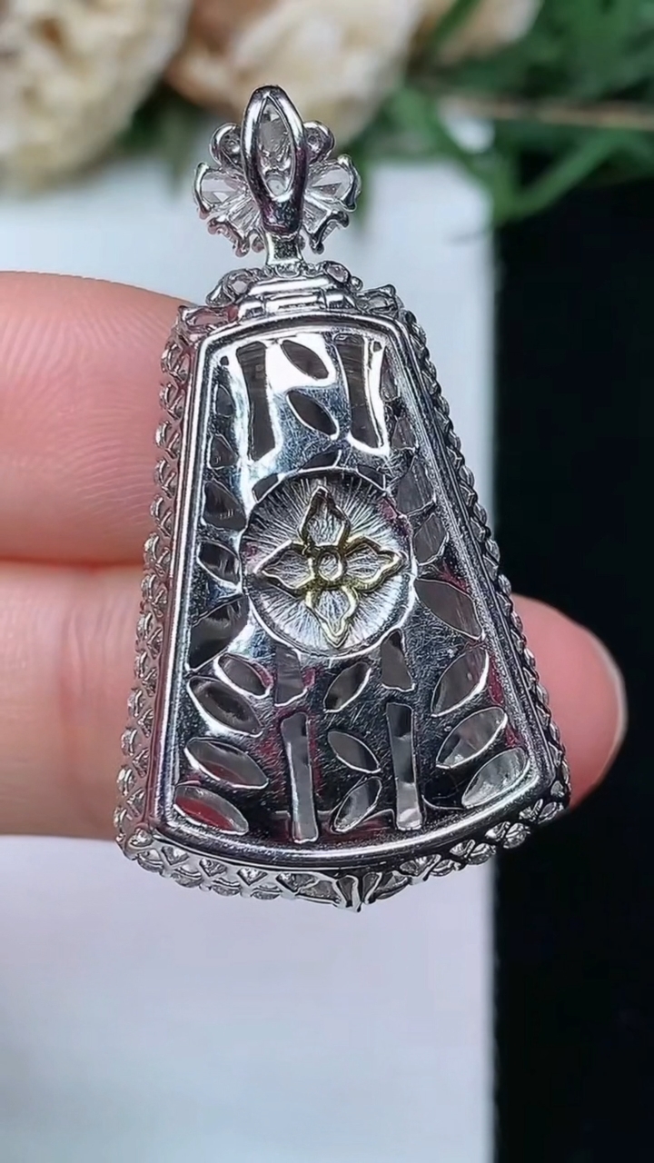 天然A货翡翠无事牌吊坠，尺寸35.3-19-8.7，裸石22.3-15.3，重量:6.75g
4月29日，重量:6.75g