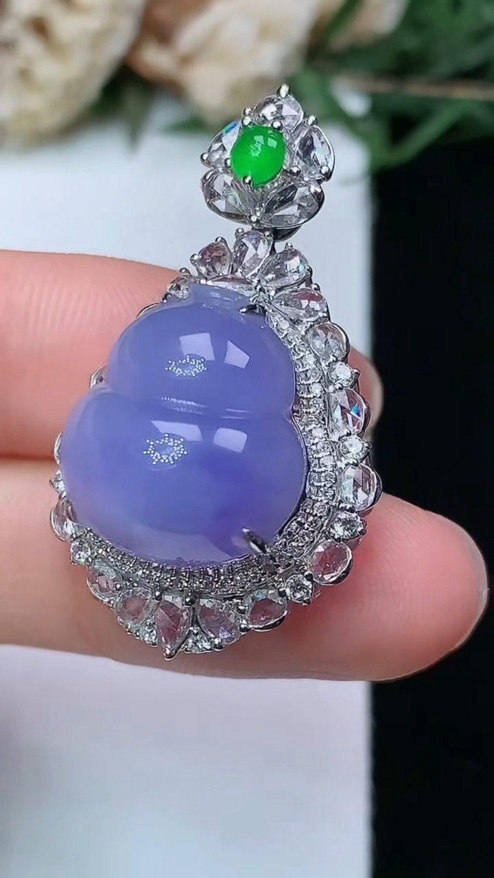 天然A货翡翠k金紫罗兰葫芦吊坠，尺寸34.4-20.2-14.3，裸石15.7-14.2，重量:6.18g
4月29日