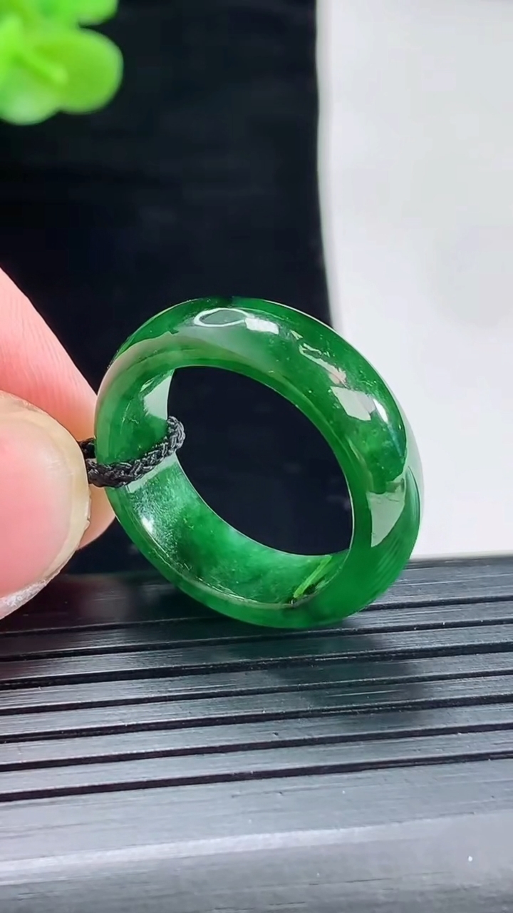 天然A货翡翠玉指环 戒指，尺寸19-7.2-3.5重量:4.61g2026年4月29日
工厂直销收藏佳品,种好水足，色泽均匀，有种有色，上手高大气！