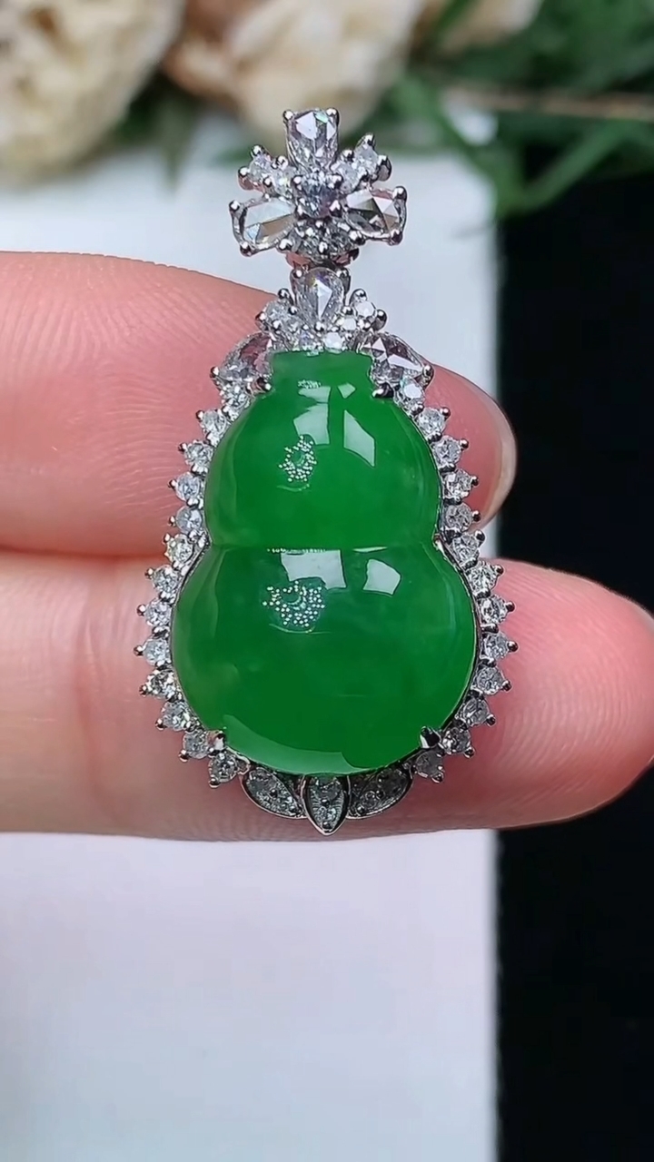 天然A货翡翠葫芦吊坠，尺寸29.6-15.7-8.8，裸石16.9-12，重量:3.98g
4月29