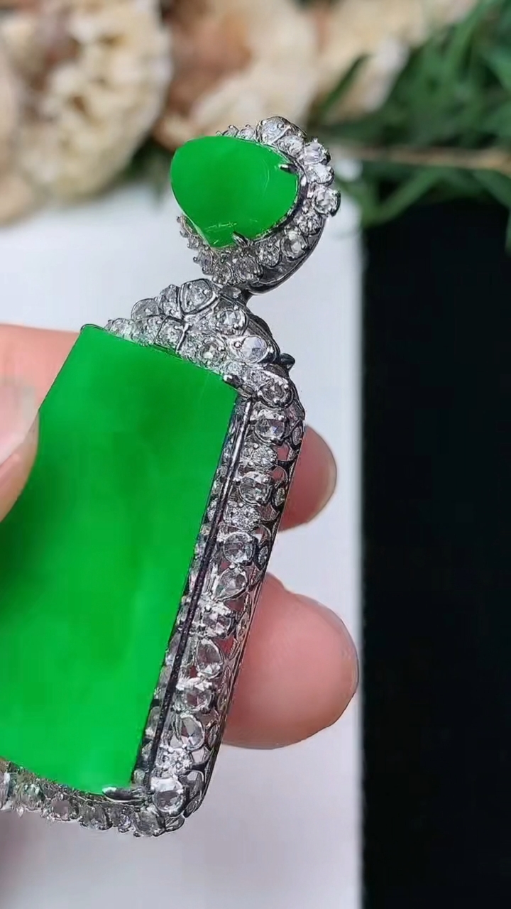 天然A货翡翠无事牌吊坠，尺寸47.7-24.4-10.5，裸石26.3-19.8，重量:11.73g
4月29日