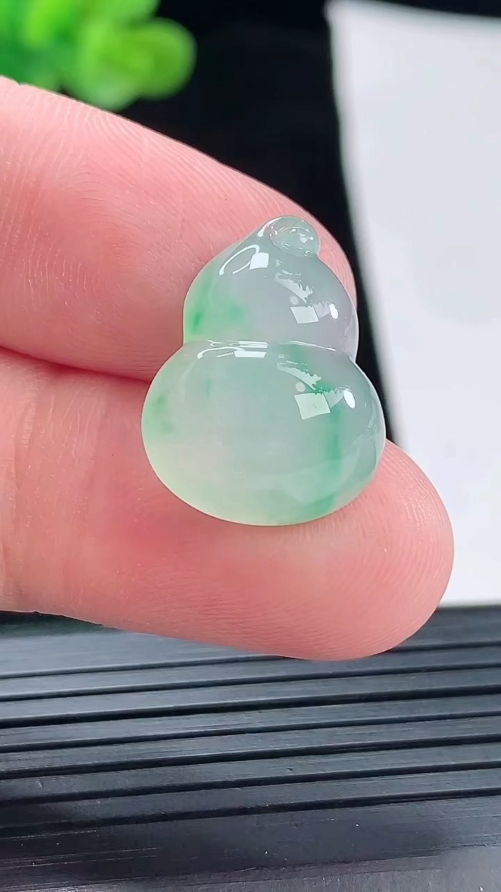 天然A货翡翠葫芦镶嵌件，尺寸19.5-15-6.5重量:3.06g
4月29日