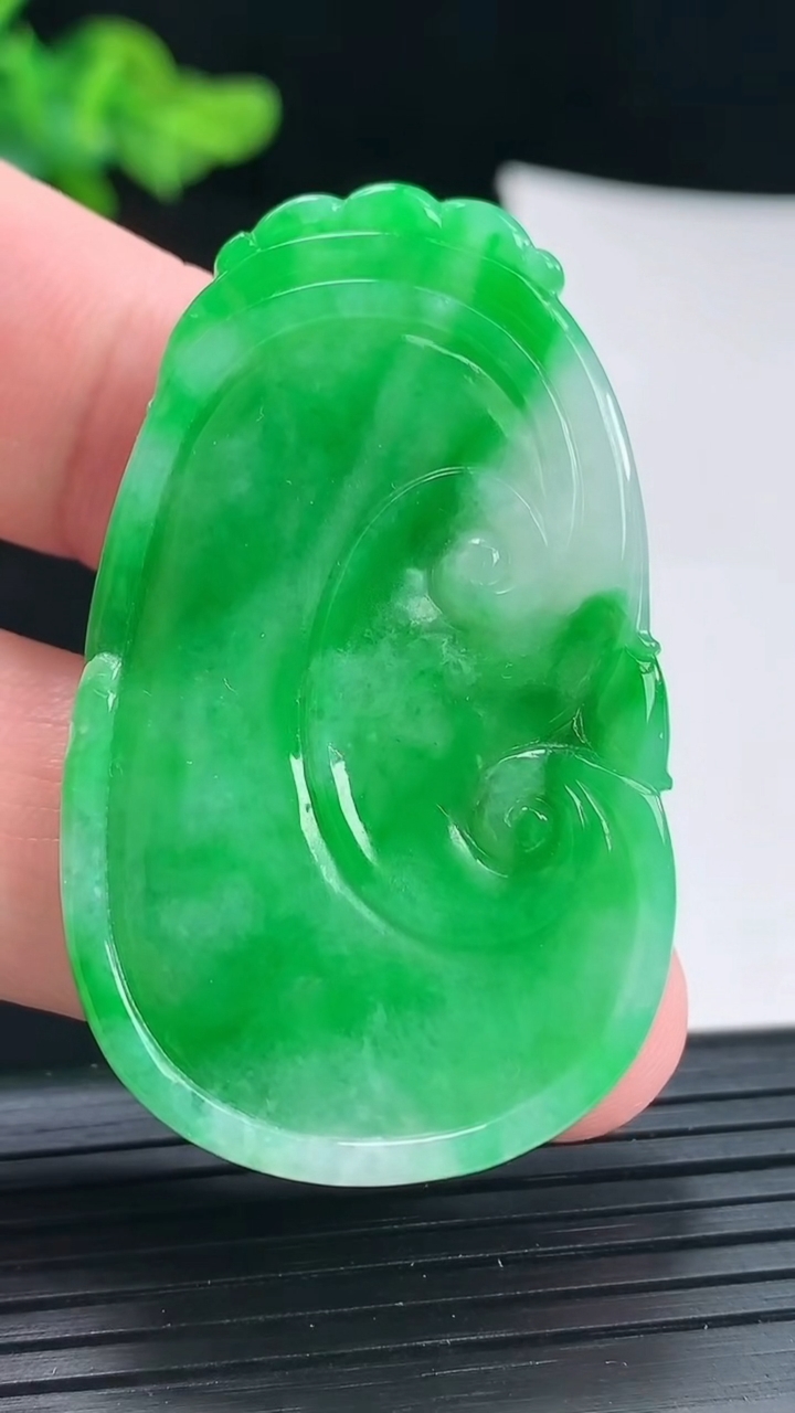 天然A货翡翠如意吊坠，尺寸49.5-30-4.5重量:14.17g
4月29日