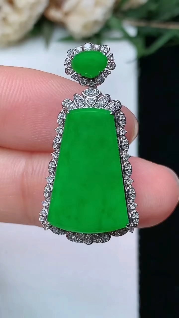 天然A货翡翠无事牌吊坠，尺寸30.5-15.2-7，裸石18.3-11.8，重量:3.11g
4月29日1.8，重量:3.11g