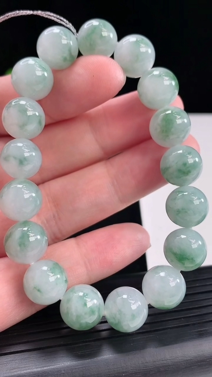 天然A货翡翠飘花圆珠手串，尺寸12-17颗重量:45.28g4月29日
工厂直销收藏佳品,种好水足，色泽均匀，有种有色，上手高大气！