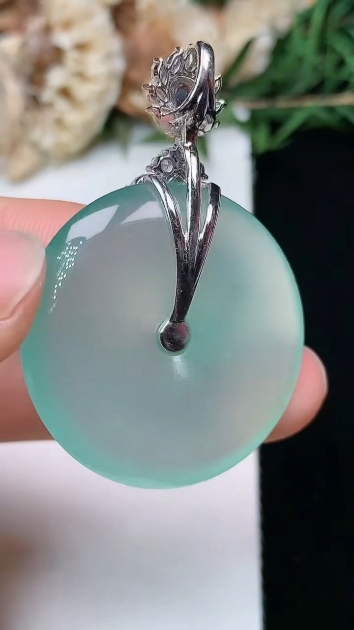 天然A货翡翠平安扣吊坠，尺寸29.5-5.5，重量:12.02g
4月29日