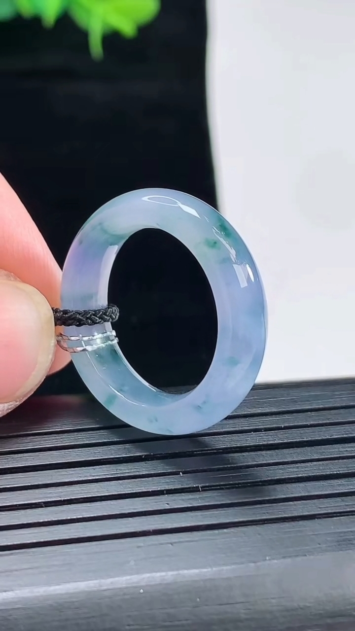 天然A货翡翠种紫罗兰 飘花玉指环 戒指，尺寸18-6-4重量:4.33g2026年4月29日
工厂直销收藏佳品,种好水足，色泽均匀，有种有色，上手高大气！