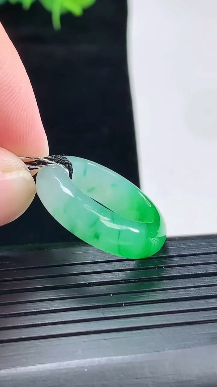 天然A货翡翠玉指环 戒指，尺寸16.6-6-4重量:4.33g2026年4月29日
工厂直销收藏佳品,种好水足，色泽均匀，有种有色，上手高大气！