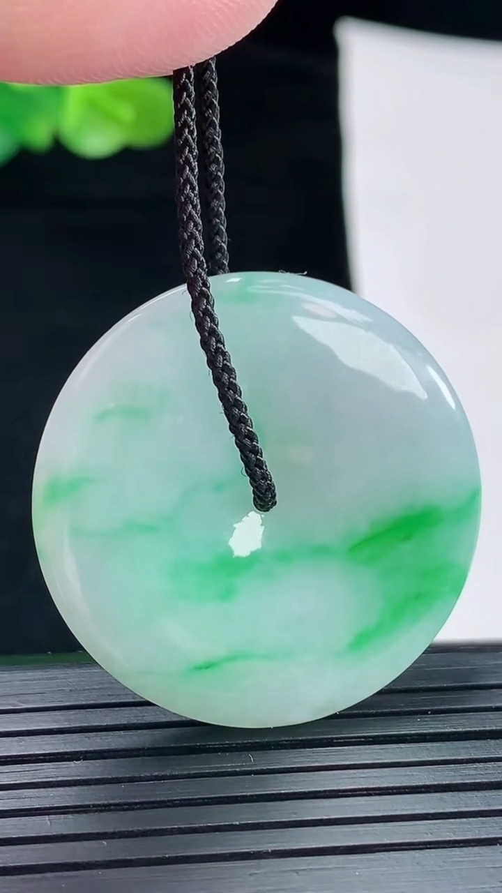 天然A货翡翠平安扣吊坠，尺寸35-5.2重量:13.88g
4月29日