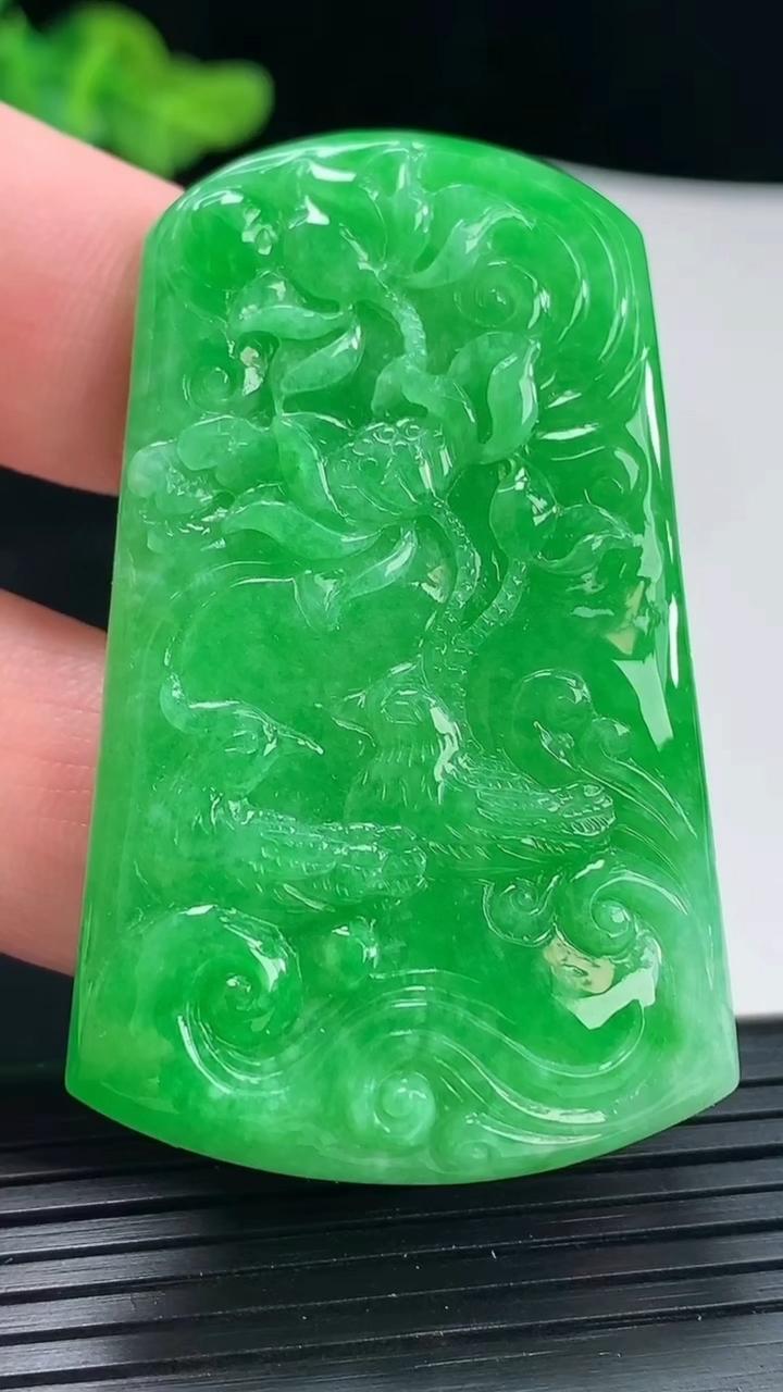 天然A货翡翠和和美美 荷花牌吊坠，尺寸55.6-34-6重量:23.26g
4月29日