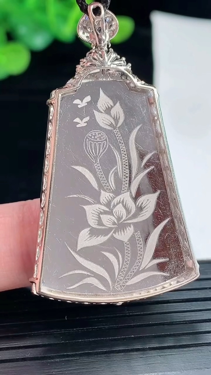 天然A货翡翠无事牌吊坠，尺寸49.5-29-6，裸石36.5-29重量:12.58g
4月29日