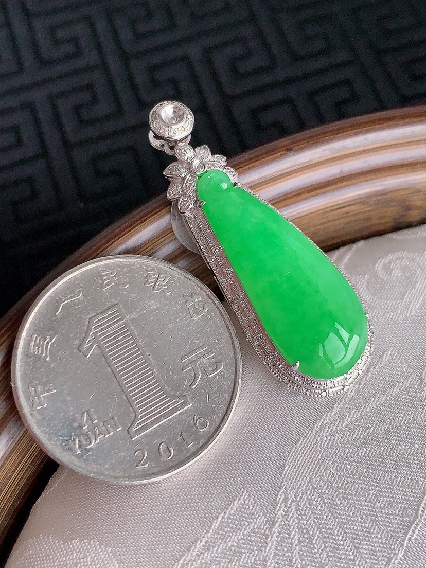 天然A货翡翠18K金伴钻镶嵌满绿福瓜吊坠 
尺寸38-13.5-7.5裸石26.3-10.3mm 重量5.18g 0428