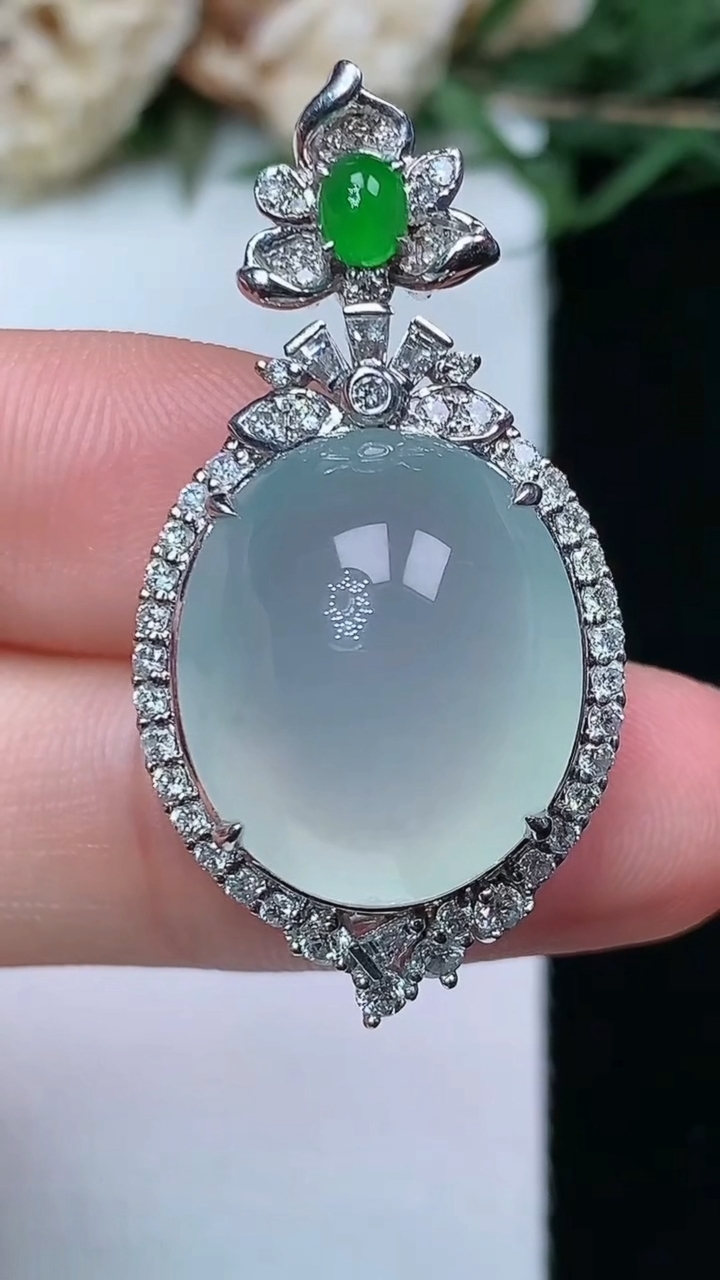 天然A货翡翠白冰蛋面吊坠，尺寸35.6-18.4-12，裸石17-14.6，重量:7.22g
4月2