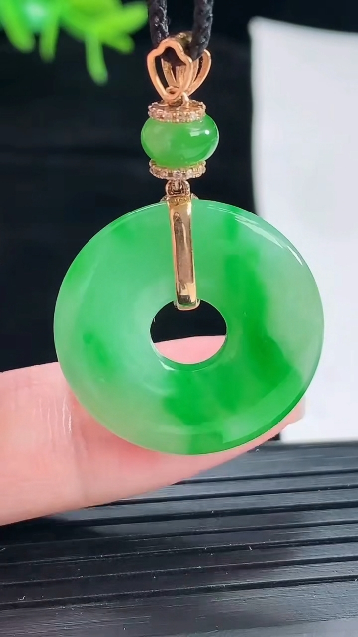 天然A货翡翠平安环吊坠，尺寸25-4重量:6.17g
4月29日