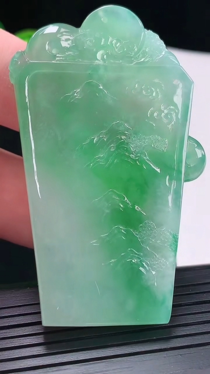 天然A货翡翠山水龙牌吊坠，尺寸65-38-5.6重量:31.63g
4月29日