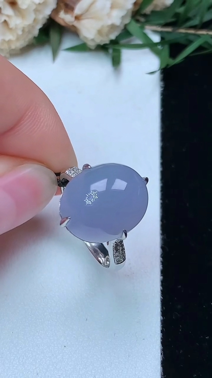 天然A货翡翠紫罗兰蛋面戒指，尺寸17.3-13.9-12，重量:6.00g2026年4月29日
工厂直销收藏佳品,种好水足，色泽均匀，有种有色，上手高大气！