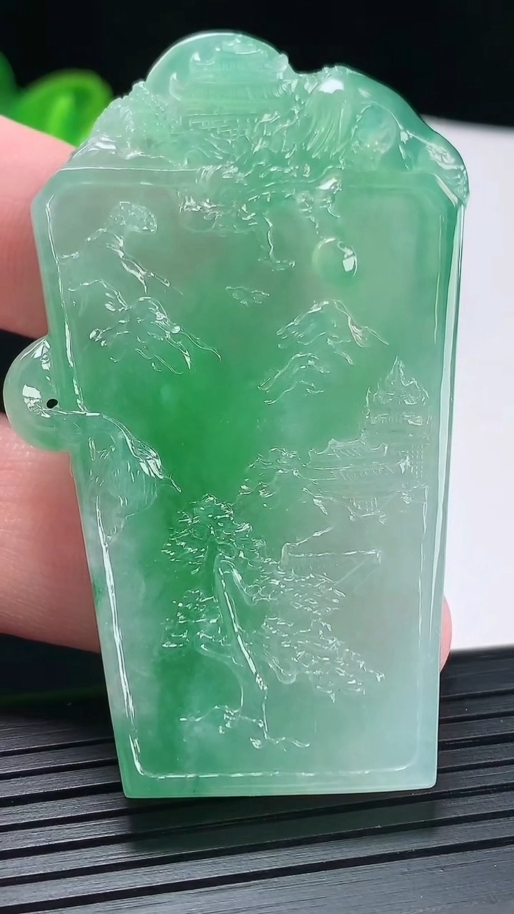 天然A货翡翠山水龙牌吊坠，尺寸65-38-5.6重量:31.63g
4月29日