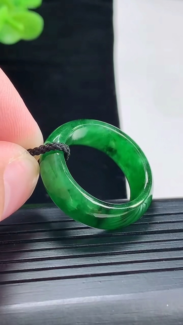 天然A货翡翠玉指环 戒指，尺寸19-7.2-3.5重量:4.61g2026年4月29日
工厂直销收藏佳品,种好水足，色泽均匀，有种有色，上手高大气！