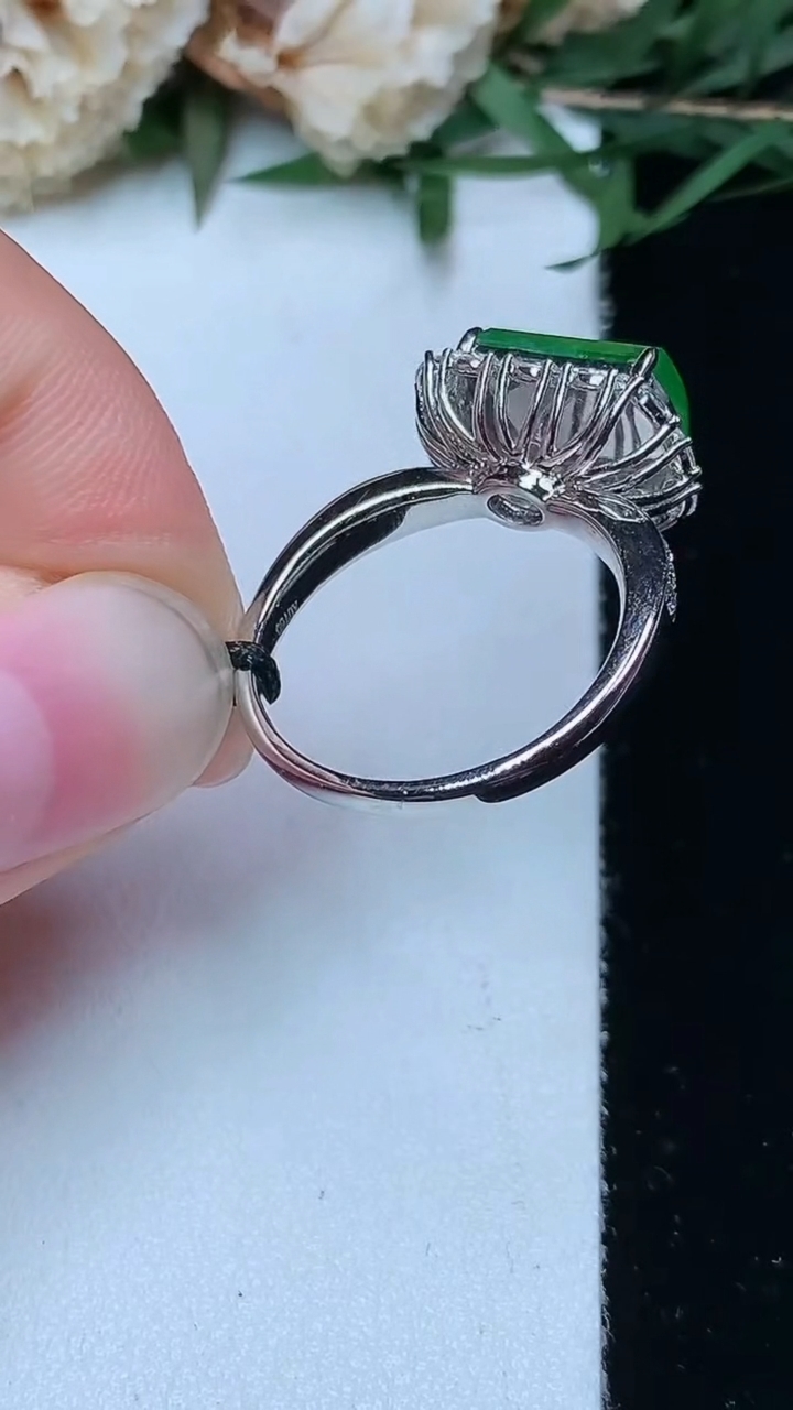 天然A货翡翠马鞍戒指，尺寸17-11.2-6.9，重量:3.70g2026年4月29日
工厂直销收藏佳品,种好水足，色泽均匀，有种有色，上手高大气！