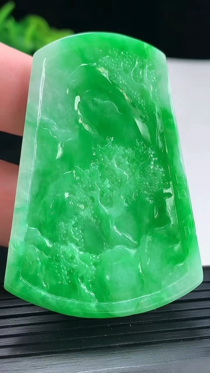 天然A货翡翠山水牌吊坠，尺寸59.6-40-5.5重量:26.81g
4月29日