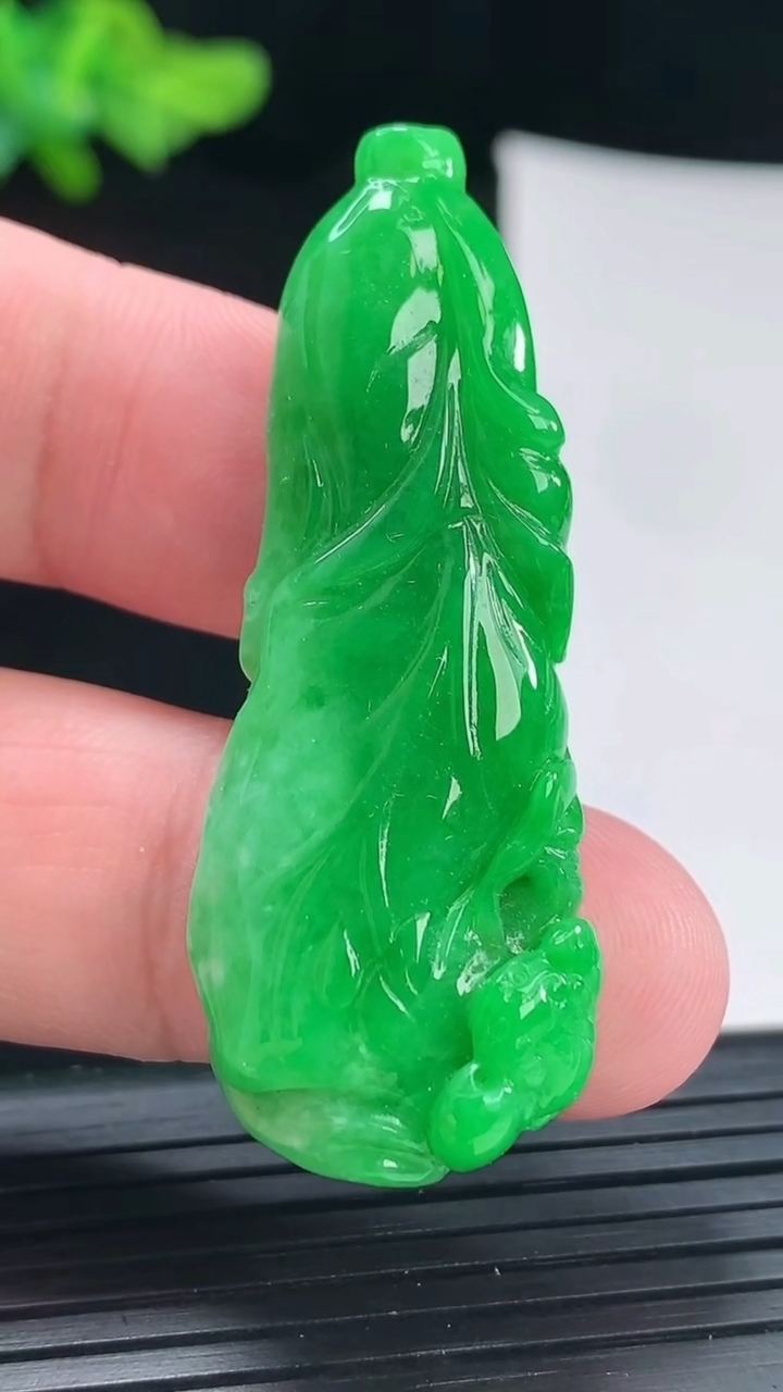 天然A货翡翠白菜吊坠，尺寸50.5-19-7.2重量:13.00g
4月29日