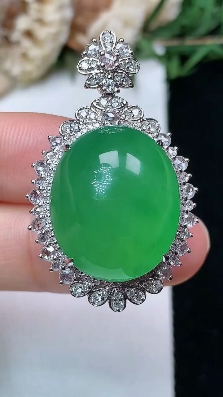 天然A货翡翠蛋面吊坠，尺寸36.6-23-15.8，裸石19.8-16.4，重量:11.84g
4月