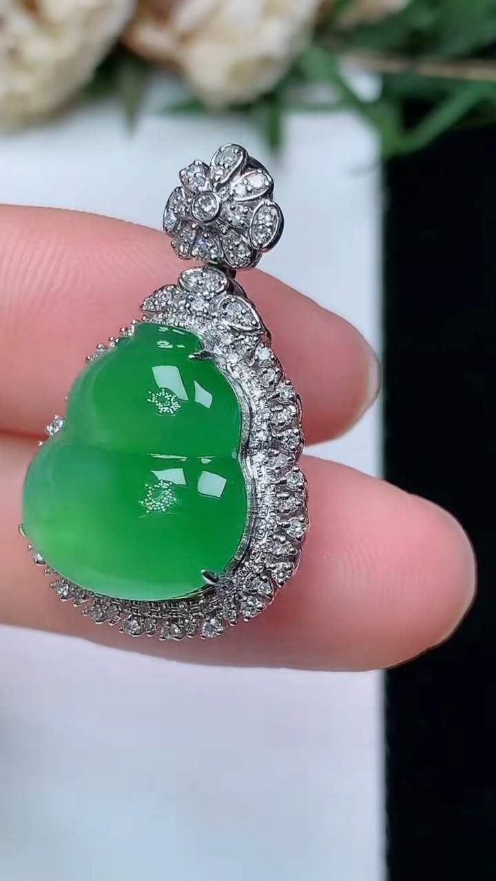 天然A货翡翠葫芦吊坠，尺寸27-17.2-11.4，裸石14.4-13.2，重量:4.51g
4月29日