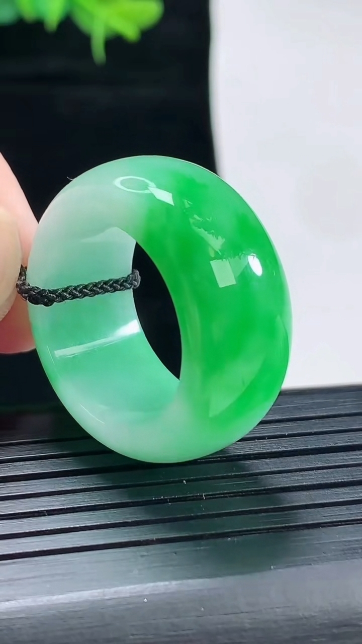 天然A货翡翠素面玉扳指 指环戒指，尺寸20.6-13-5.2重量:14.10g2026年4月29日
工厂直销收藏佳品,种好水足，色泽均匀，有种有色，上手高大气！