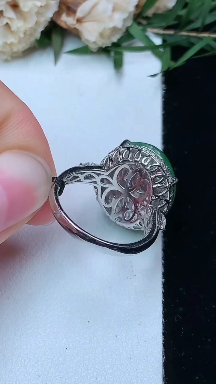 天然A货翡翠蛋面戒指，尺寸17.4-17.4-15.5，重量:7.23g2026年4月29日
工厂直销收藏佳品,种好水足，色泽均匀，有种有色，上手高大气！