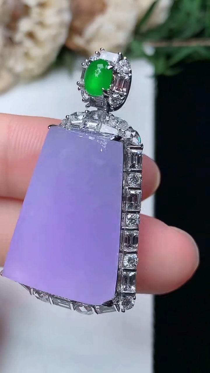 天然A货翡翠紫罗兰无事牌吊坠，尺寸37.6-20.6-12.3
4月29日