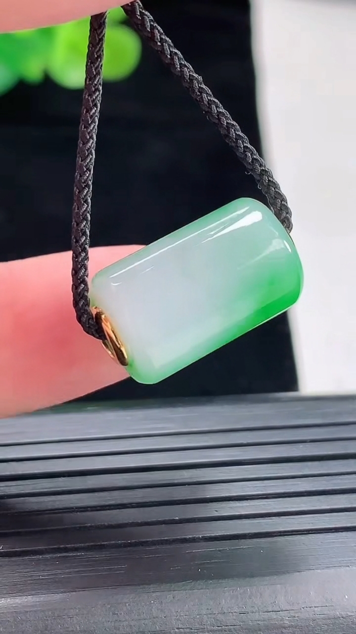 天然A货翡翠路路通吊坠，尺寸20-11重量:5.27g
4月29日