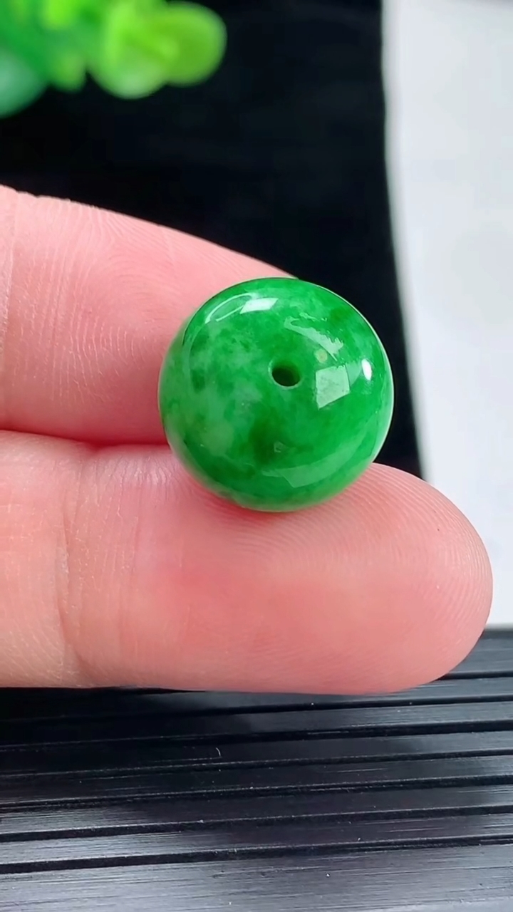 天然A货翡翠路路通吊坠，尺寸15-11重量:4.80g
4月29日