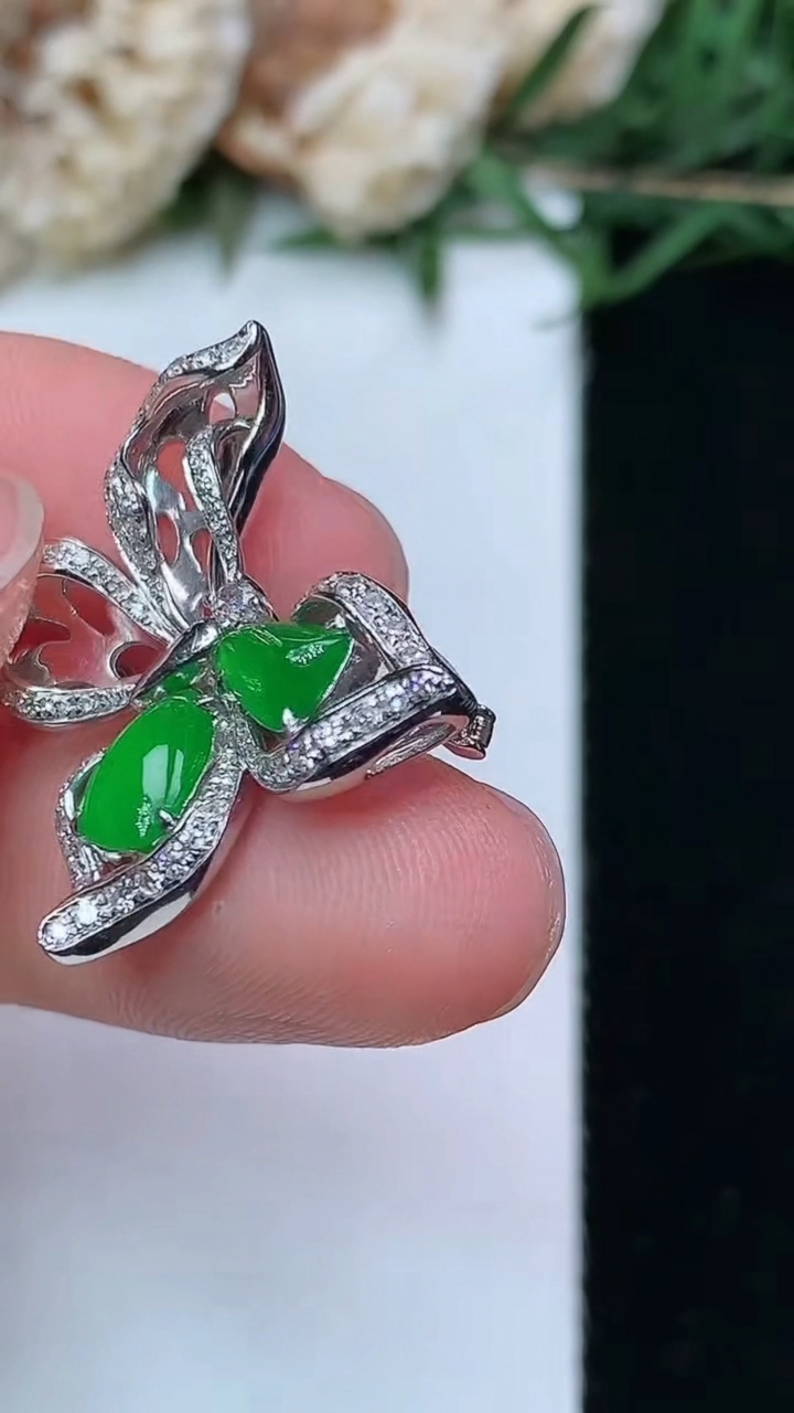 天然A货翡翠随形 蝴蝶胸针，尺寸18.5-20.9-7.6，裸石7-4.5，重量:4.13g
4月29日