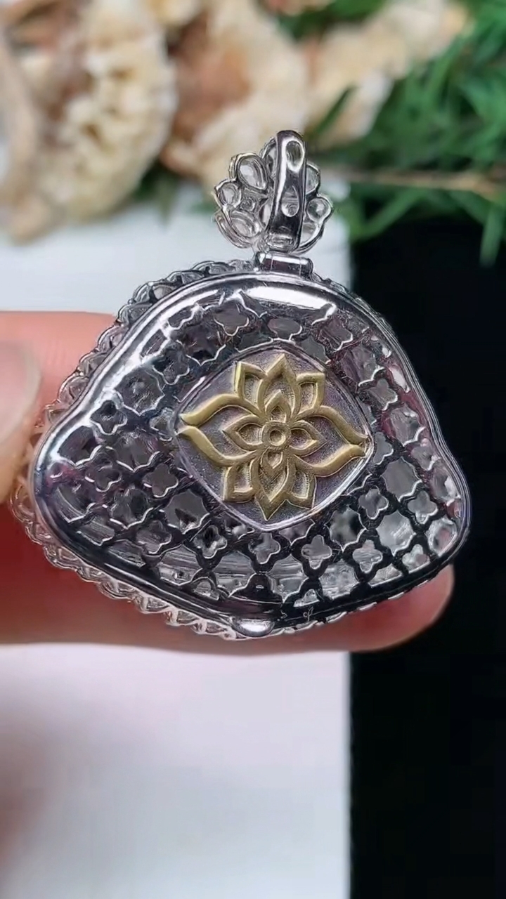 天然A货翡翠白冰佛公吊坠，尺寸35.2-32.7-13.3，裸石19.5-28.4，重量:13.18g
4月29日