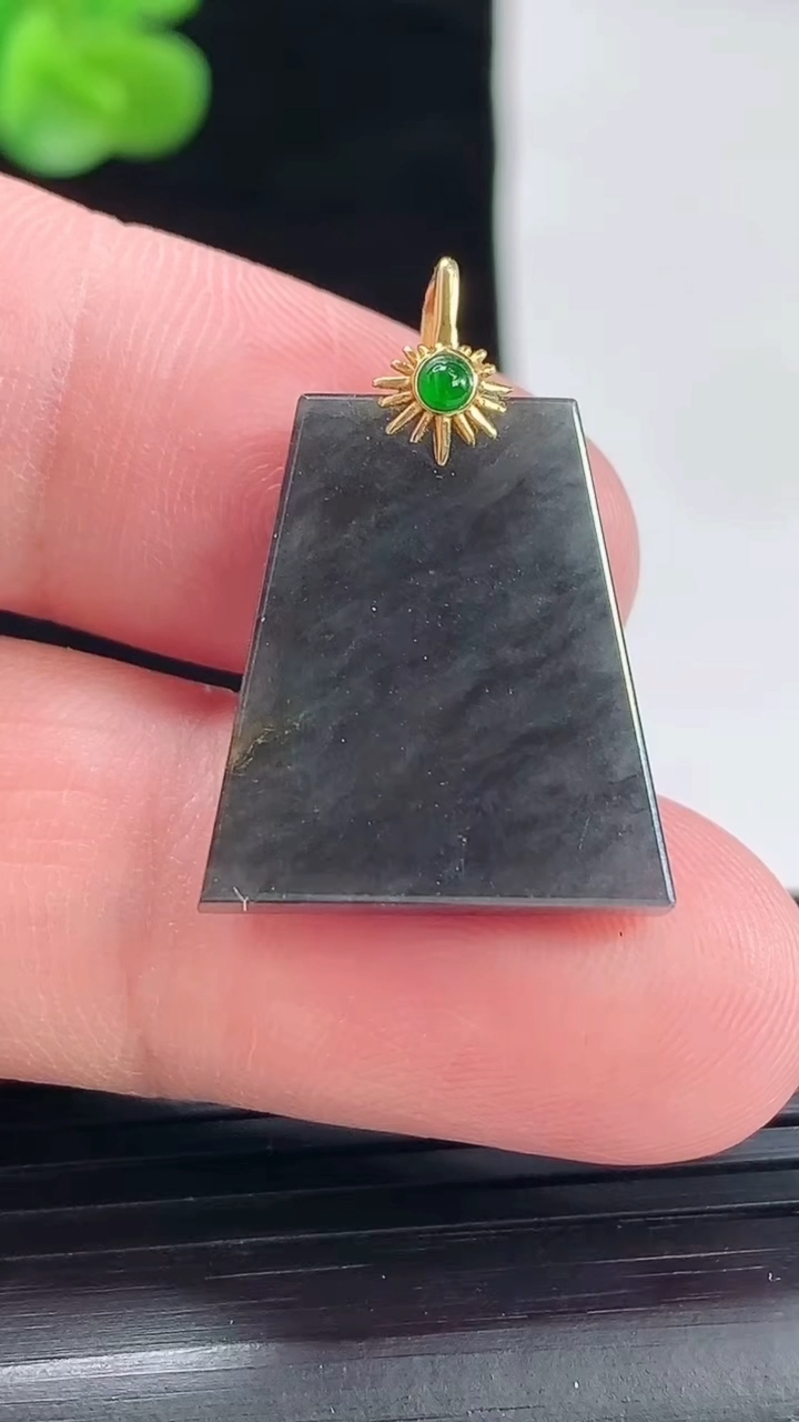 天然A货翡翠18k金乌鸡种无事牌吊坠，尺寸20.6-18.5-4重量:4.28g
4月29日