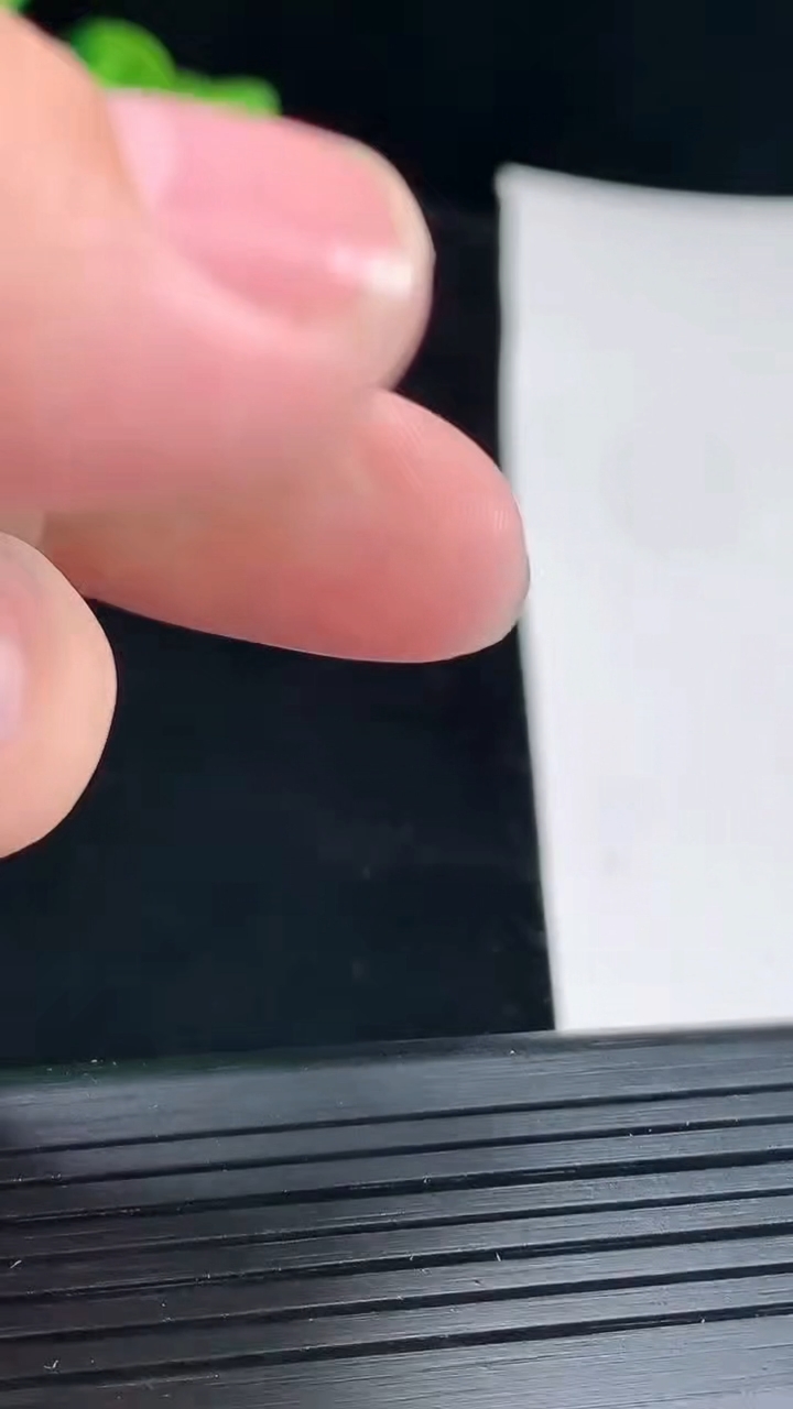 天然A货翡翠如意吊坠，尺寸49.5-30-4.5重量:14.17g
4月29日