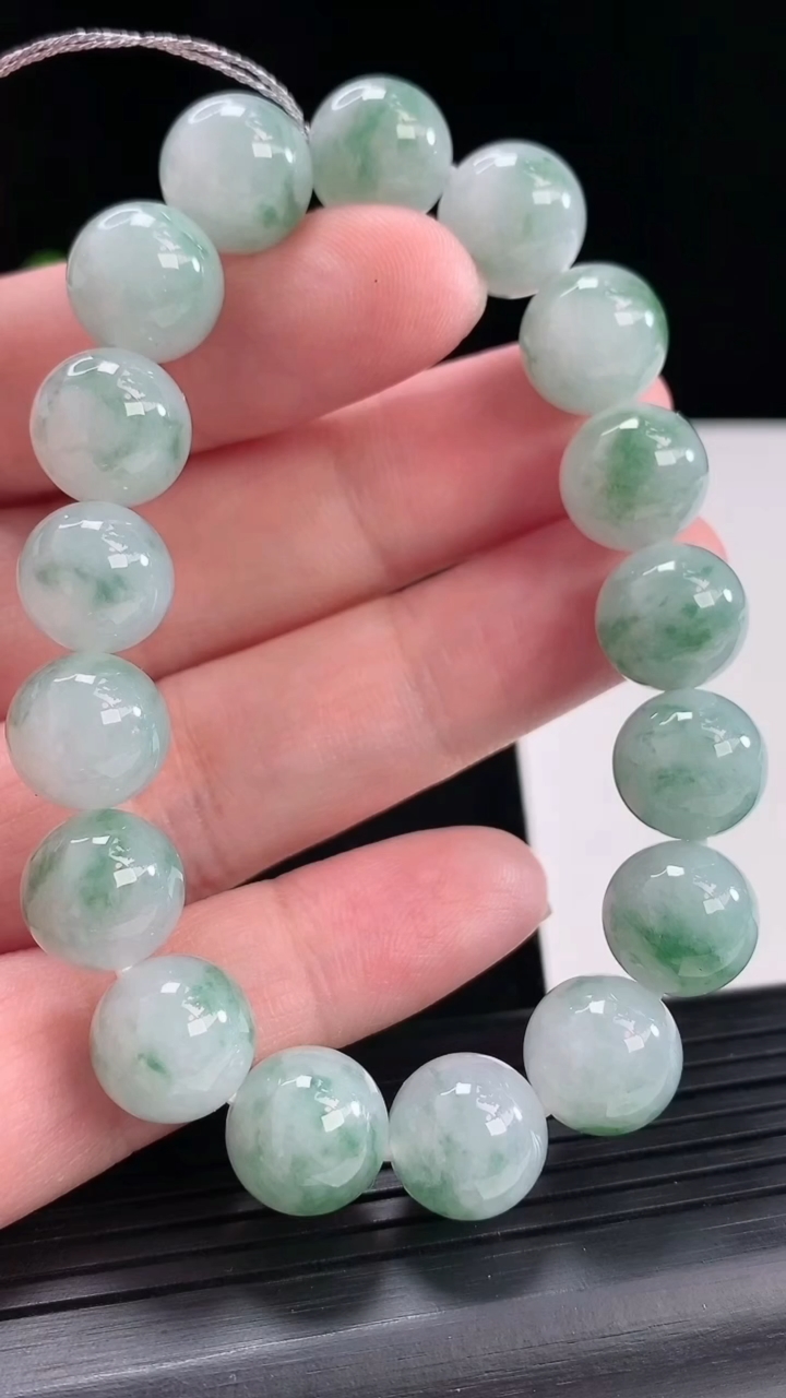 天然A货翡翠飘花圆珠手串，尺寸12-17颗重量:45.28g4月29日
工厂直销收藏佳品,种好水足，