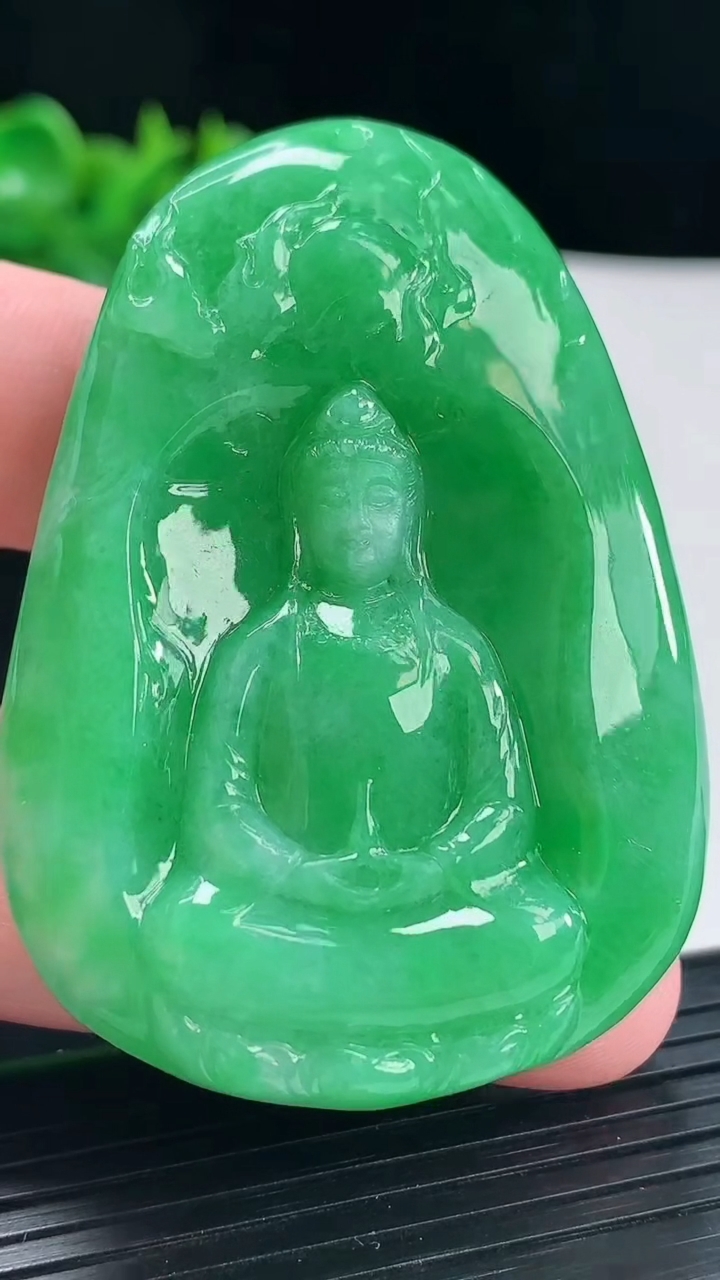 天然A货翡翠素衣观音吊坠，尺寸59-41-12重量:56.95g
4月29日