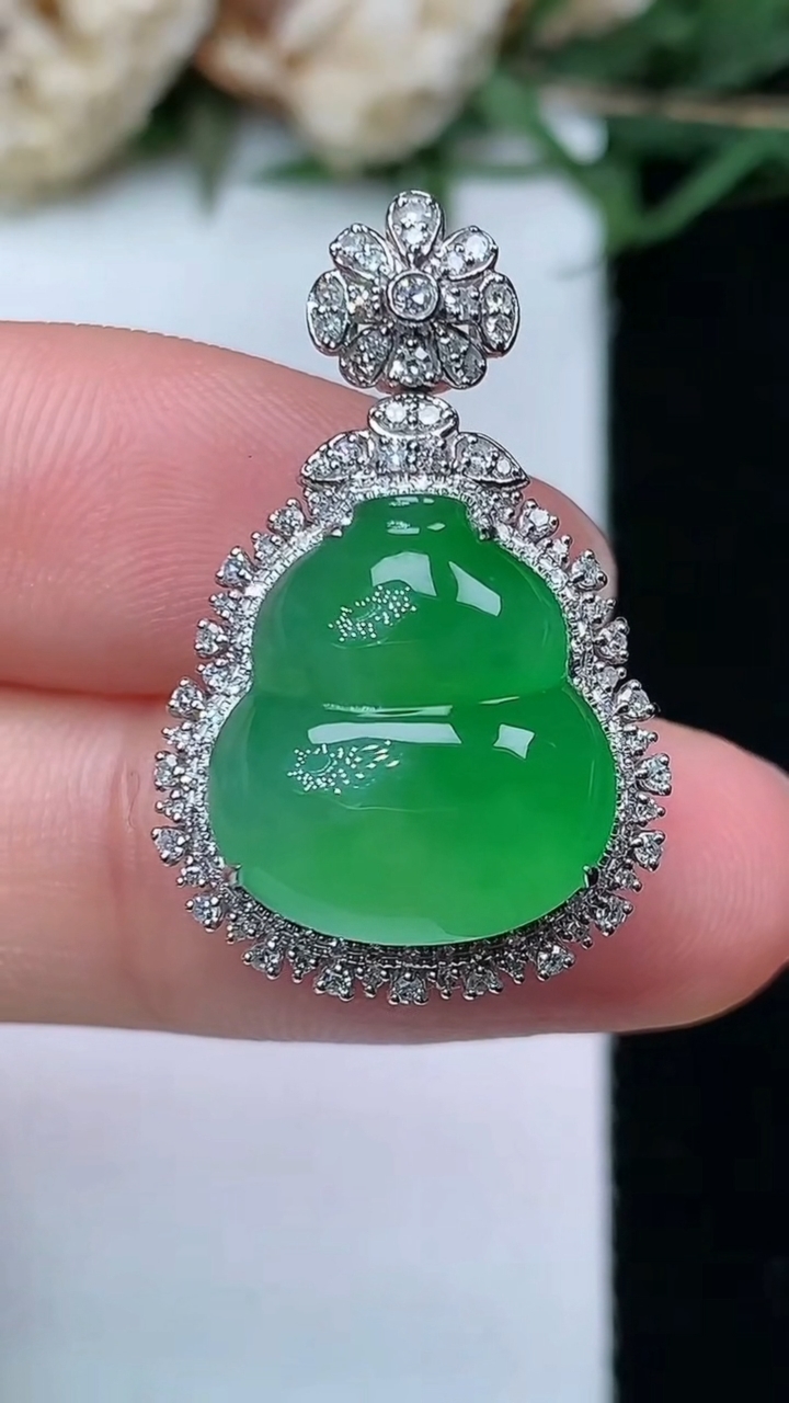 天然A货翡翠葫芦吊坠，尺寸27-17.2-11.4，裸石14.4-13.2，重量:4.51g
4月29日