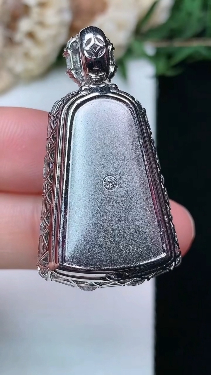 天然A货翡翠紫罗兰无事牌吊坠，尺寸37.6-20.6-12.3
4月29日